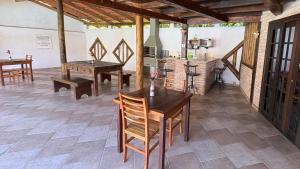 a kitchen and dining room with a table and chairs at Chalés Água de Coco in Boicucanga