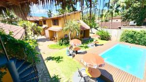 an aerial view of a house with a swimming pool at Chalés Água de Coco in Boicucanga