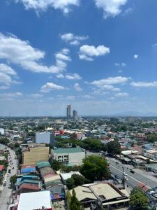 ein Stadtbild mit Gebäuden und blauem Himmel in der Unterkunft Luxee Haven in Manila