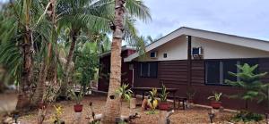 ein Haus mit einer Palme davor in der Unterkunft Jean Homestay in Siquijor