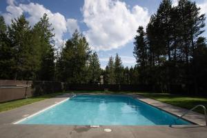 a swimming pool in the backyard of a house at Three Rivers Basecamp - Meredith Lodging in Sunriver