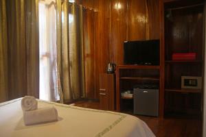 a hotel room with a bed and a television at Baha Bar in San Juan