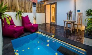a swimming pool in the middle of a living room at Svaha Private Villas Ceningan in Nusa Lembongan +9 photos