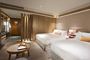 溫泉村的住宿－知本老爺酒店，酒店客房设有两张床和一张桌子。