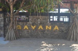 Una pared de piedra con un cartel que dice Savannah en Gayana Guest House, en Tangalle