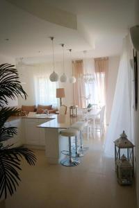 a kitchen with a table and chairs in a room at Kantra Residence in Xlendi