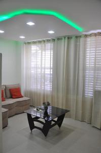Posezení v ubytování Isramax Jerusalem Apartment in Bat-Yam