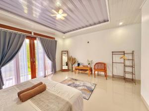 a large bedroom with a bed and a table at The Angga Kintamani in Kubupenlokan