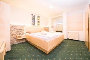 Ein Bett oder Betten in einem Zimmer der Unterkunft Gasthof Knappenwirt