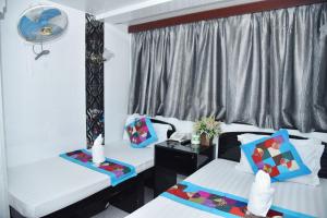 Giường trong phòng chung tại David Lounge
