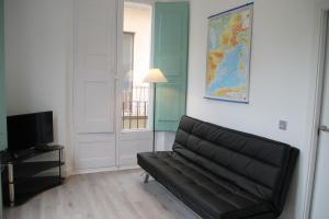 A seating area at Apoteka apartaments