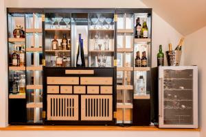 un mueble bar con botellas y vasos en los estantes en Sea View Lodge en Nairn