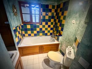 a bathroom with a tub and a toilet and a sink at Extraordinaire face aux Arènes in Arles