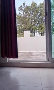an open window with a view of a yard at Casa en la Palpa in Huauchinango