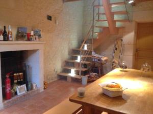 Cette chambre dispose d'un escalier et d'un bol de nourriture sur une table. dans l'établissement La Rosée D'Anché, à Anché