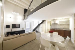a living room with a couch and a table at La Via della Giudecca in Syracuse