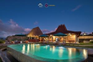 a swimming pool in a resort at night at Kintamani Breeze in Kubupenlokan