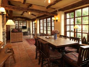 una sala da pranzo con tavolo e sedie in legno di Summerhill Cottage a Windermere