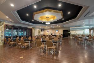 a large banquet hall with tables and chairs at Howard Johnson by Wyndham Fullerton/Anaheim Conference Cntr in Fullerton