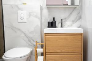 ein Badezimmer mit Waschbecken und Toilette in der Unterkunft Sky Nest Chalets in Buşteni + 108 Fotos