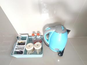 a blue tea kettle sitting on top of a kitchen counter at Anorawi Surf accommodation in Maluk