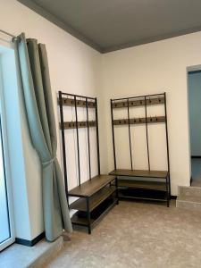 a room with two benches in a room at Ferienwohnung Freedom 3 Terrasse High End in Northeim