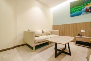a living room with a couch and a table at Tina 5 hotel cần thơ in Ấp Phú Thạnh (4)