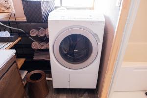 a washer and dryer in a laundry room at 白灯-Hakuto- Ishiuchi in Minami Uonuma
