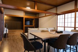 a dining room with a table and chairs at 白灯-Hakuto- Ishiuchi in Minami Uonuma