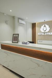 ein Empfangstresen in einem Hotelzimmer in der Unterkunft Hotel D' Paris in Kozhikode