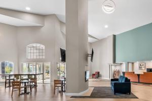 a living room with a table and a dining room at Quality Suites Waldorf in Waldorf
