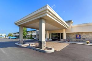 a building with a parking lot in front of it at Comfort Inn Somerset in Somerset