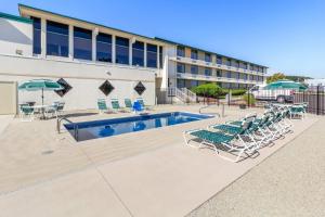 a swimming pool with lounge chairs and a hotel at Comfort Inn Somerset in Somerset