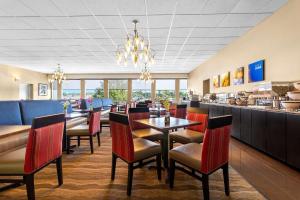 a restaurant with tables and chairs and a counter at Comfort Inn Somerset in Somerset