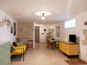 a living room with a yellow couch and a table at Casa Vacanze 9 Cavalieri in Maglie