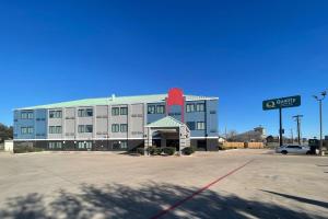 a large building with a parking lot in front of it at Quality Suites Abilene Mall Area in Abilene