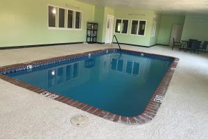 a large swimming pool in a living room at Quality Suites Abilene Mall Area in Abilene