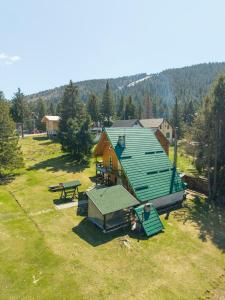 an overhead view of a house with a picnic table at Pensiunea HEIDI in Vartop