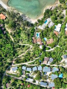 Luftaufnahme eines Dorfes mit Häusern und einer Straße in der Unterkunft yume17 - Sea View pool Villas & 1BD, Studios in Chaloklum