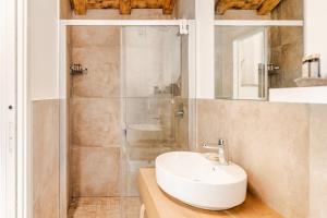 a bathroom with a white sink and a shower at Agriturismo Relais Maddalene101 in Vicenza