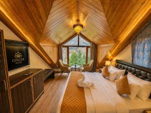 a bedroom with a large bed and a tv in a room at Hotel Oscar By Ginger Hotels Chain Near Club House Road Manali Luxury Rooms Best Hotel In Manali !!!!! in Manāli