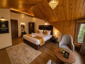 a bedroom with a king sized bed in a room at Hotel Oscar By Ginger Hotels Chain Near Club House Road Manali Luxury Rooms Best Hotel In Manali !!!!! in Manāli