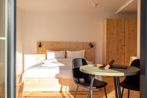 a bedroom with a bed and a table and chairs at stuub saig in Lenzkirch