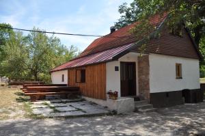 un petit bâtiment avec un groupe de bancs à côté dans l'établissement Holiday Home Rizvan City, à Brušane