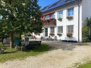 a building with a bench in front of it at Hermann Ferienwohnung in Wechingen