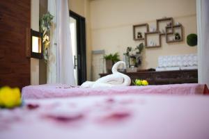 a swan statue sitting on top of a bed at Apihap Hotel Daraga Albay in Locsin