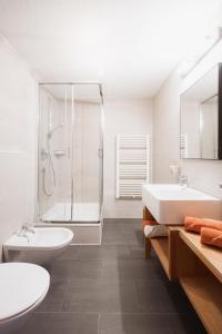 ein Badezimmer mit Waschbecken, Badewanne und Dusche in der Unterkunft Aussermahrhof - familyfarm in Gsies + 46 Fotos