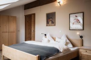 ein Schlafzimmer mit einem großen Bett mit weißer Bettwäsche in der Unterkunft Aussermahrhof - familyfarm in Gsies