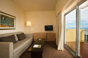 TV a/nebo společenská místnost v ubytování Hotel Girassol - Suite Hotel