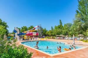 a group of people in a pool at a water park at Mobil-home val de durance in Cadenet